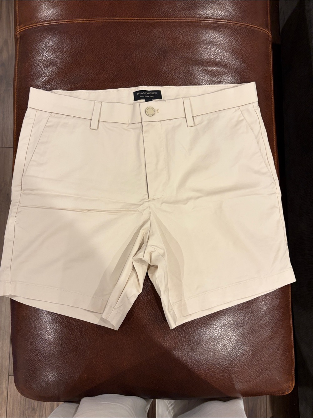 Banana Republic Men's Cream Flat-Front Chino Shorts - Never worn